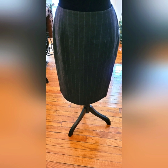 Gray pinstriped knee length Lauren by Ralph Lauren pencil skirt size 6 - Picture 1 of 4